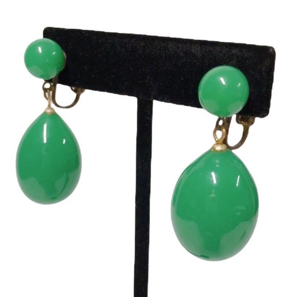 SOLD Vintage Large Green Jade Clip-On Earrings - Picture 8 of 8